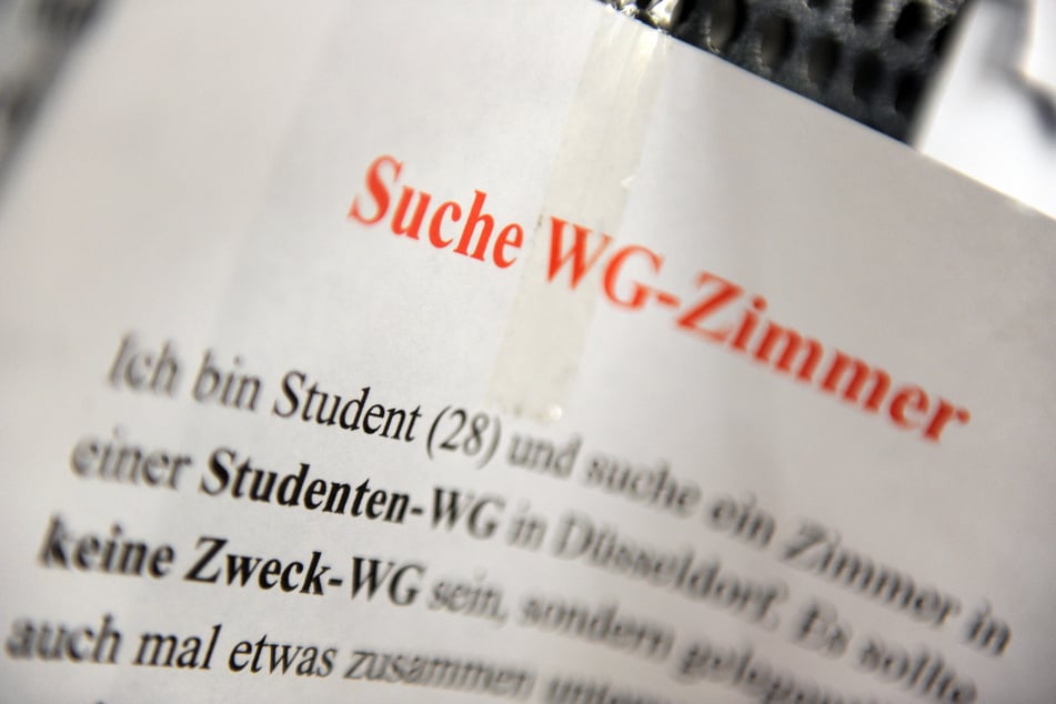 In größeren Städten suchen Studierende meist über mehrere Kanäle nach einem WG-Zimmer, manchmal auch ganz klassisch über einen Aushang. (Symbolbild)