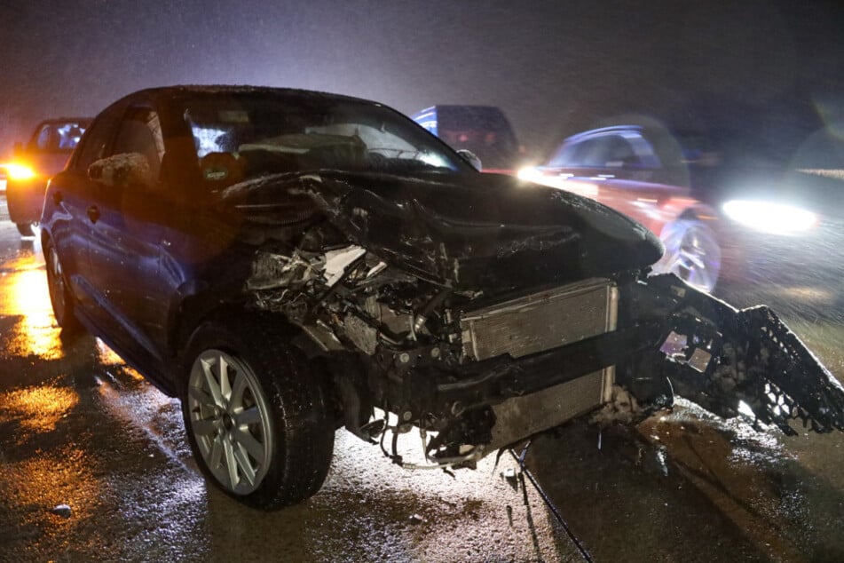 Der Audi wurde bei dem Unfall stark beschädigt.