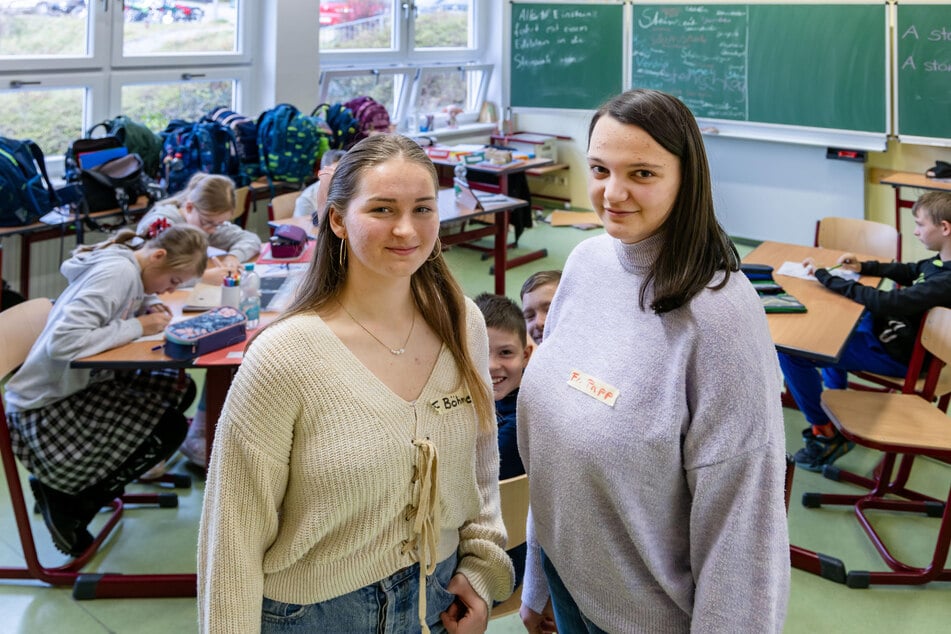 Priszcilla Papp (19) und Felicitas Böhme (20, v.l.) studieren, um Lehrerinnen werden zu können. Das Praktikum an der Goethe-Oberschule in Breitenbrunn im Erzgebirge bestärkt sie in diesem Wunsch.