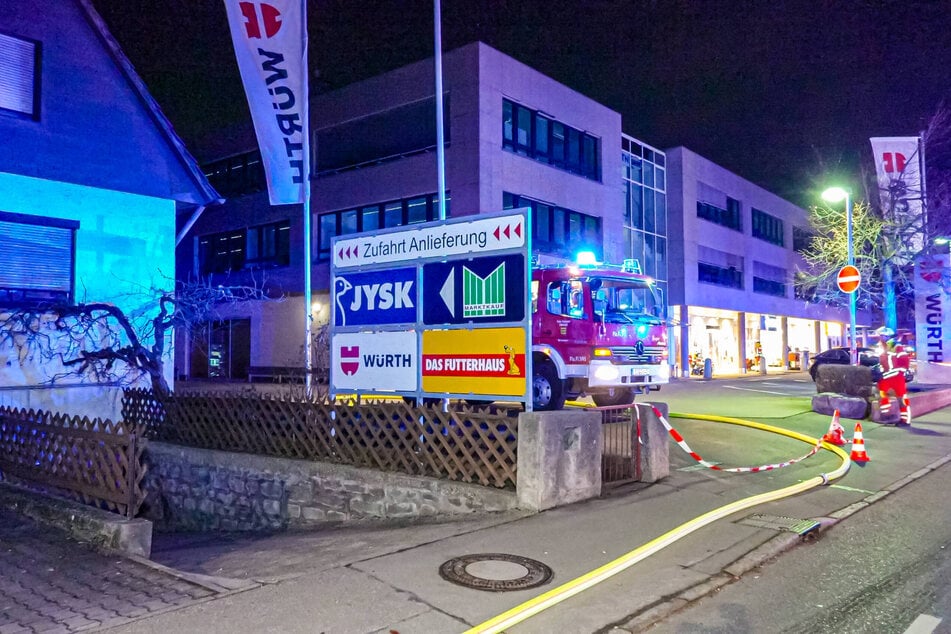 Die Feuerwehr rückte mit einem Großaufgebot zum Einkaufszentrum an der Plieninger Straße an.