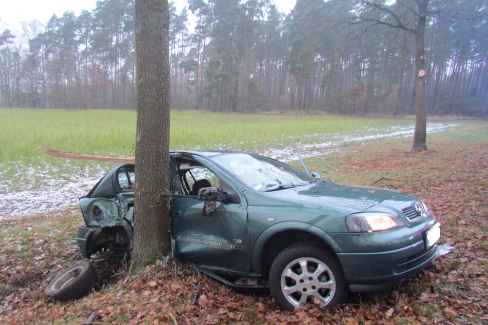 Der Opel wurde bei dem Unfall stark beschädigt.