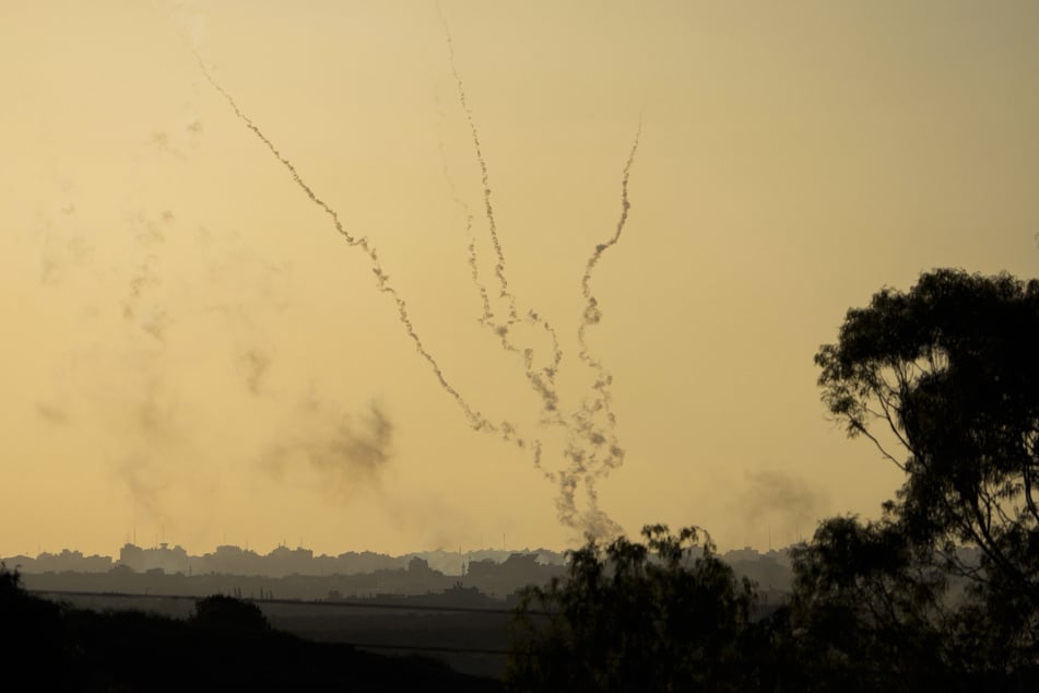 Raketen werden aus dem Gazastreifen auf Israel abgefeuert.