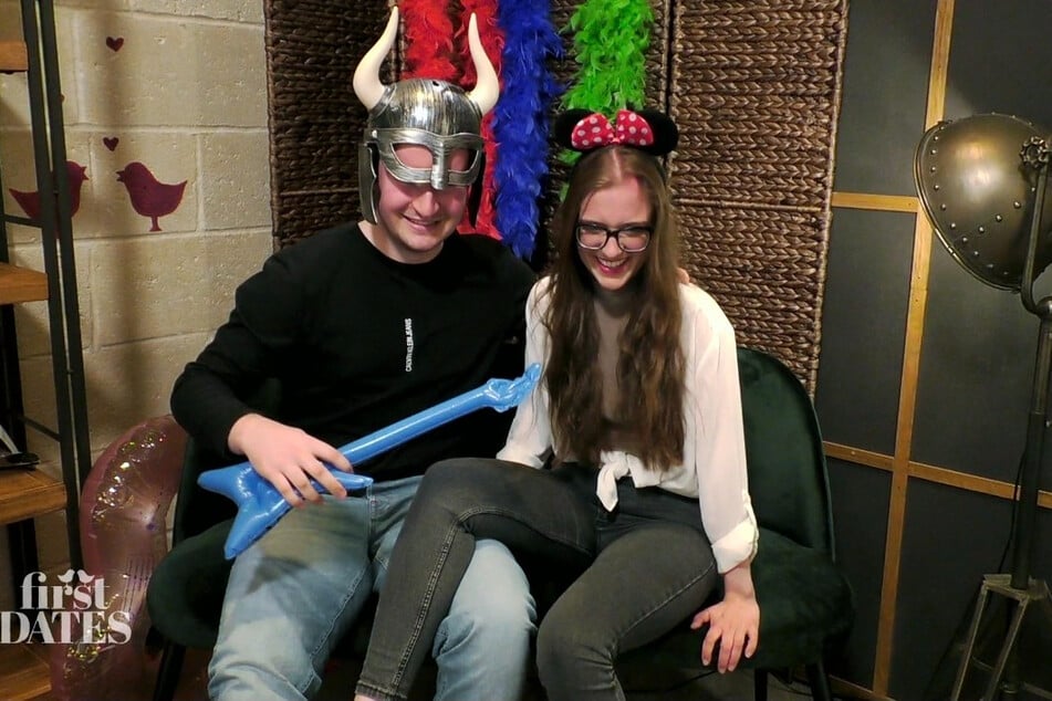 In der Fotobox kommen sich Max und Melina (24) zwar ein bisschen näher, mehr als freundschaftliche Gefühle kommen zwischen den beiden aber nicht auf.