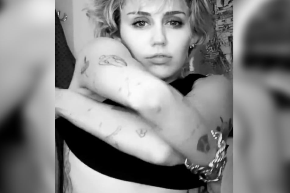 Miley Cyrus (27) lässt auf Instagram die Hüllen fallen.