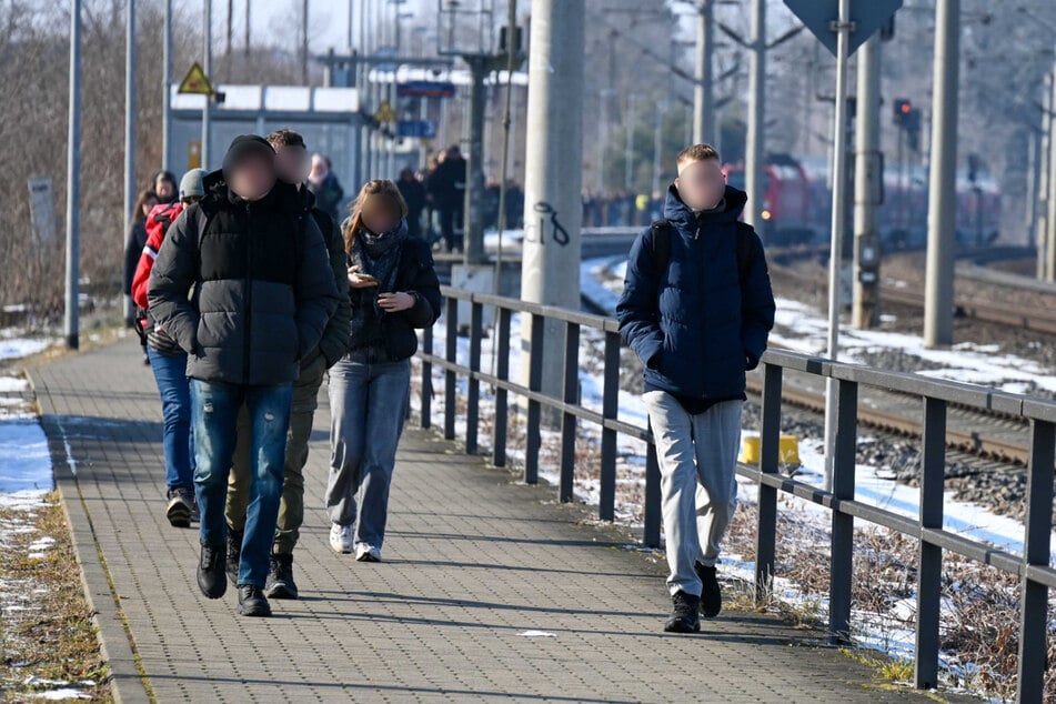 Die Reisenden mussten den Zug verlassen.