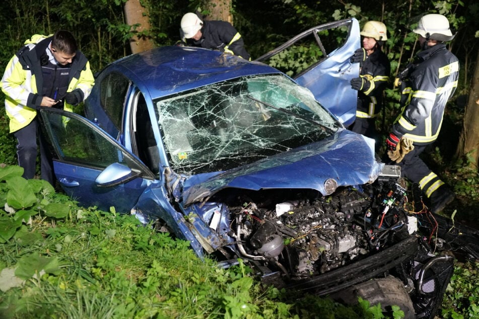 Heftiger Unfall: Skoda überschlägt sich, Fahrer schwer verletzt