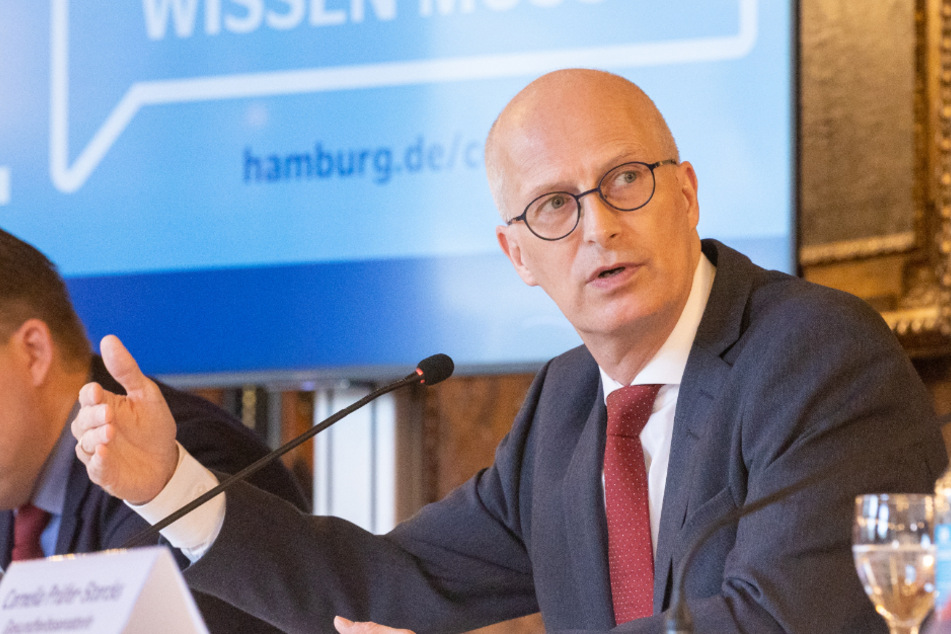 Peter Tschentscher (SPD), Erster Bürgermeister von Hamburg, spricht im Rathaus.