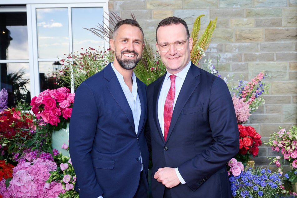 Jens Spahn (46, r.) und sein Partner Daniel Funke haben ihren Sohn durch eine Leihmutter bekommen.
