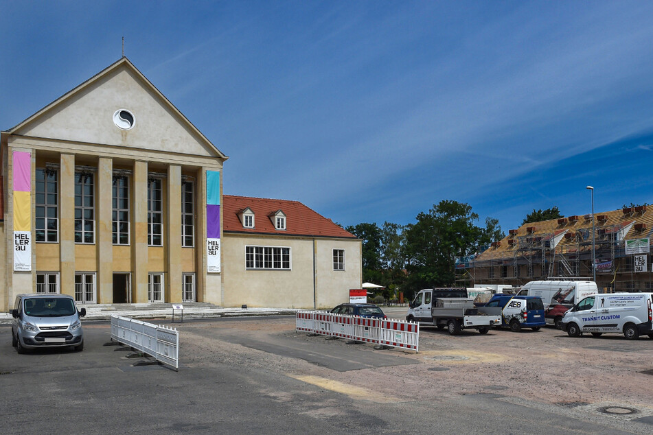 Der Ostflügel (r.) des Festspielhauses Hellerau (l.) wird für zehn Millionen Euro saniert.