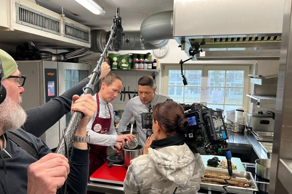 Sternekoch Robin Pietsch (37, r.) stattete Betreiber Olaf Kranz (46) einen Besuch ab, um dessen Kochkünste näher kennenzulernen.