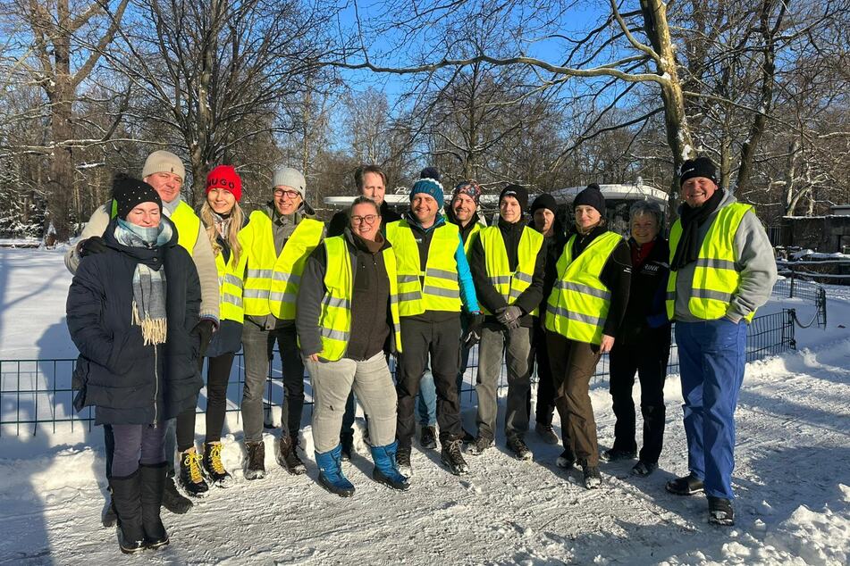 Die Lions vom Club "New Century" sammelten Weihnachtsbäume ein.