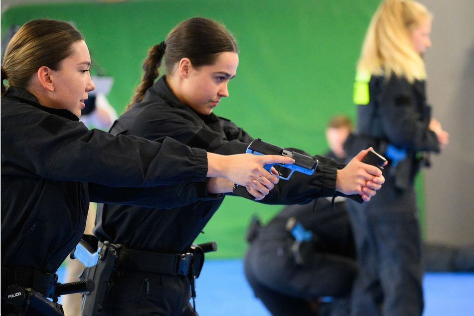 Polizeikommissaranwärterinnen üben, wie sie eine Person festnehmen, die sie mit einem Messer angreift.