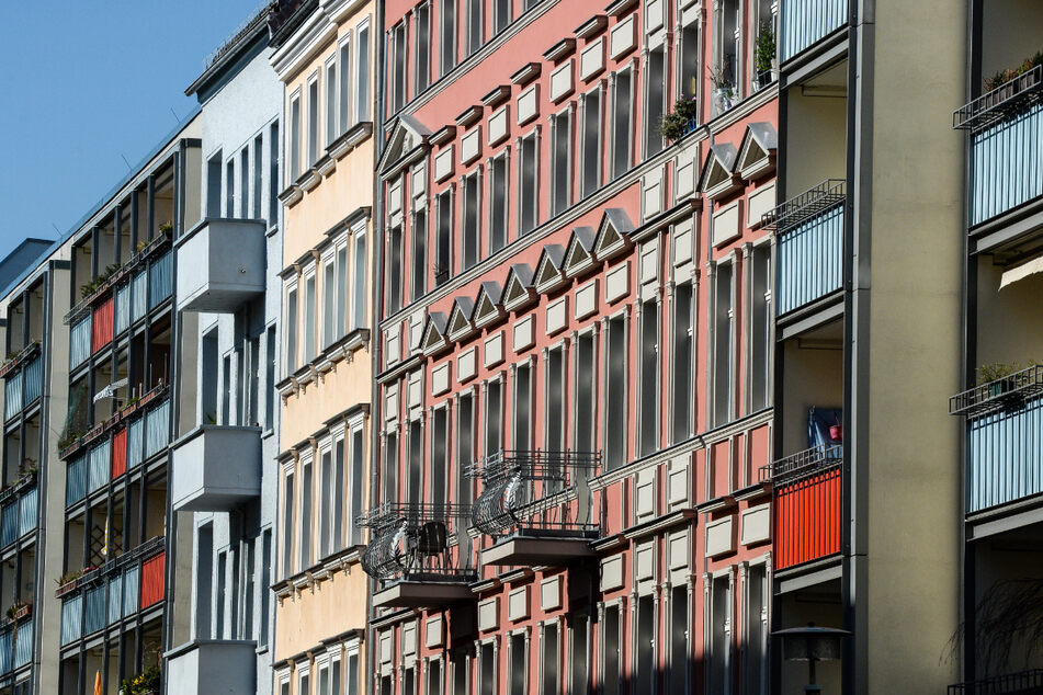 Fassaden von Altbauten und Neubauten in Berlin-Friedrichshain. In der Hauptstadt trifft ein vergleichsweise niedriges Einkommen auf hohe Wohnkosten.