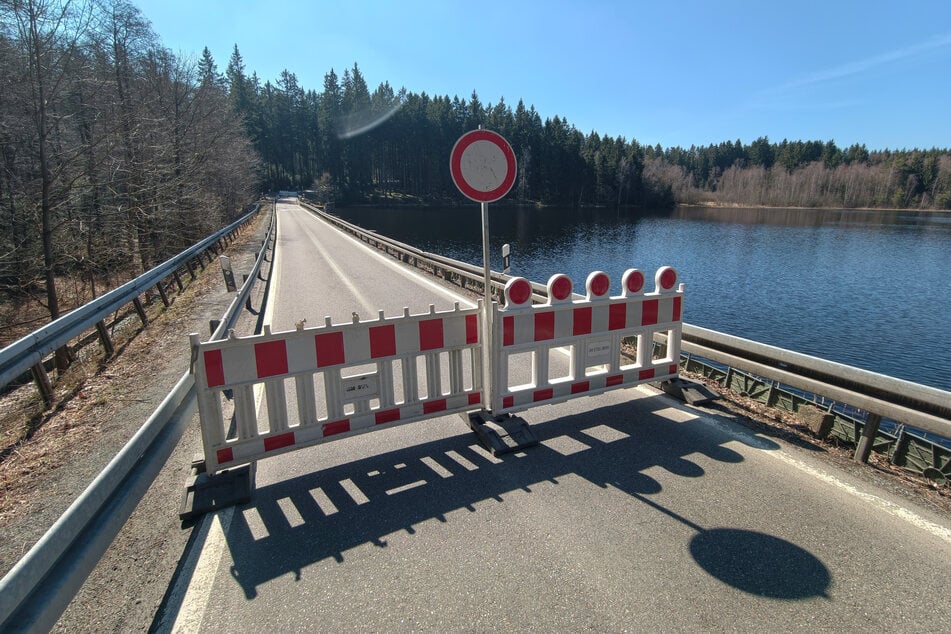 Die S 222 am Schwarzen Teich bei Elterlein im Erzgebirge musste am Gründonnerstag aus Sicherheitsgründen voll gesperrt werden.