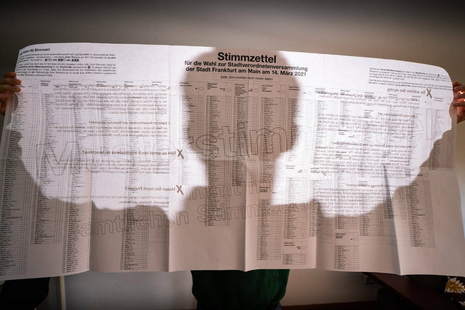 Der Wahlzettel für die mehr als 90 Sitze in der Frankfurter Stadtverordnetenversammlung ist 1,25 Meter breit.