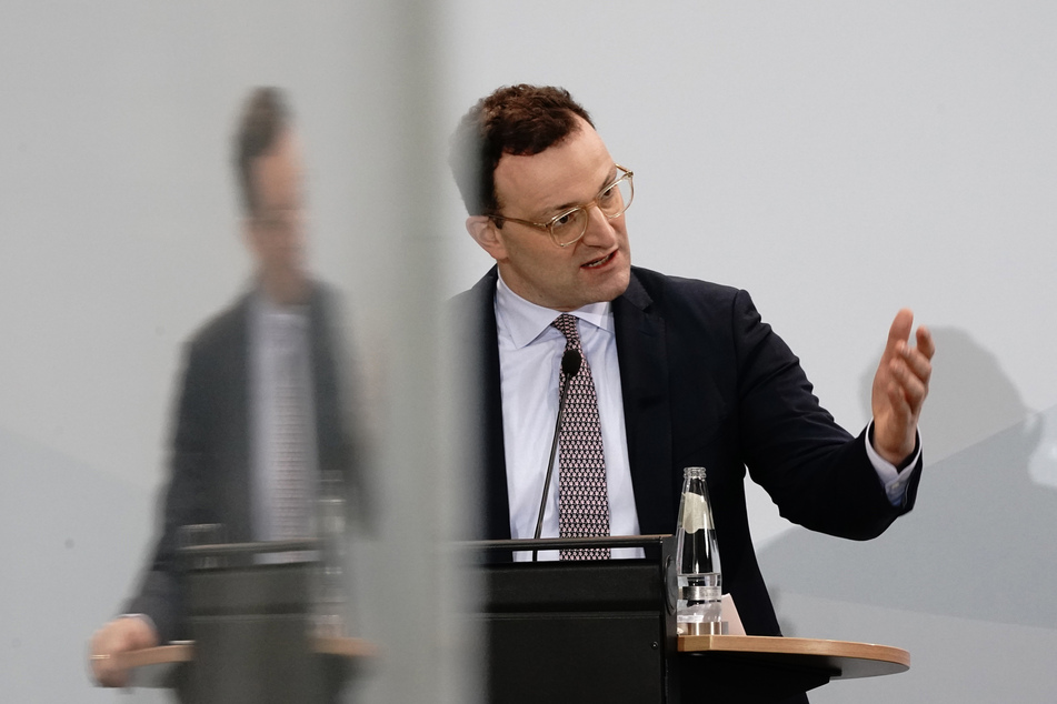 Bundesgesundheitsminister Jens Spahn (40, CDU) hat in einer Regierungserklärung im Bundestag Kritik am europäischen Vorgehen bei der Corona-Impfstoffbeschaffung zurückgewiesen.