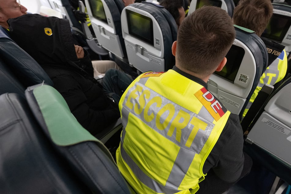 Immer wieder kommt es bei Abschiebungen zu Zwischenfällen. (Symbolbild)