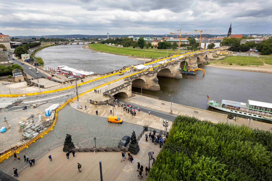 Nach vier Jahren Bauzeit wird die Augustusbrücke im September für Fußgänger und Radfahrer und im Dezember für die Straßenbahnen freigegeben.