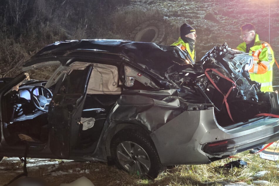 Unfall an der A93: VW überschlägt sich, Beifahrer (†20) tot