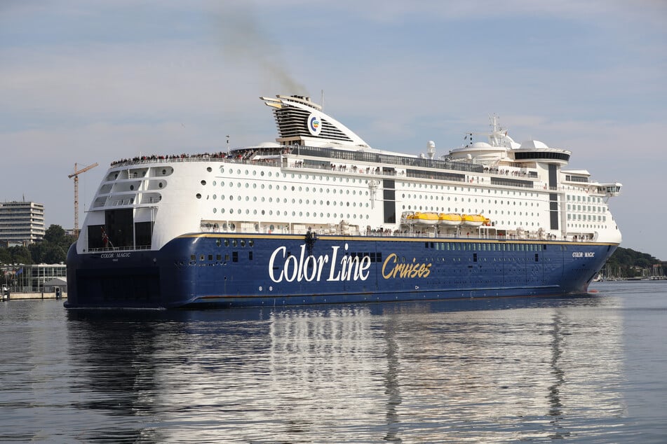 Die Norwegen-Fähre "Color Magic" der Reederei Color Line Cruises fährt in Kiel rückwärts zum Anleger am Color Line Terminal.