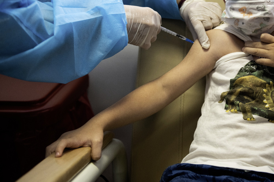 Ein indigener Junge ist das erste gegen das Coronavirus geimpfte Kind in Brasilien.