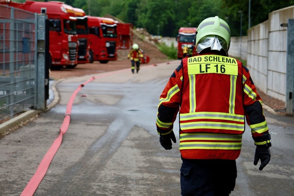 Brand auf Recyclinghof im Erzgebirgskreis: Müllhaufen steht in Flammen