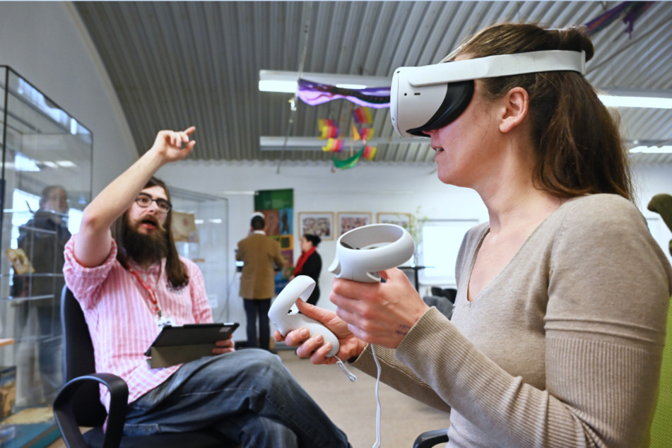 Virtuelle Reise zur ISS: Jutta Böhme (51) vom Museum smac testete die VR-Brille im Spielemuseum.