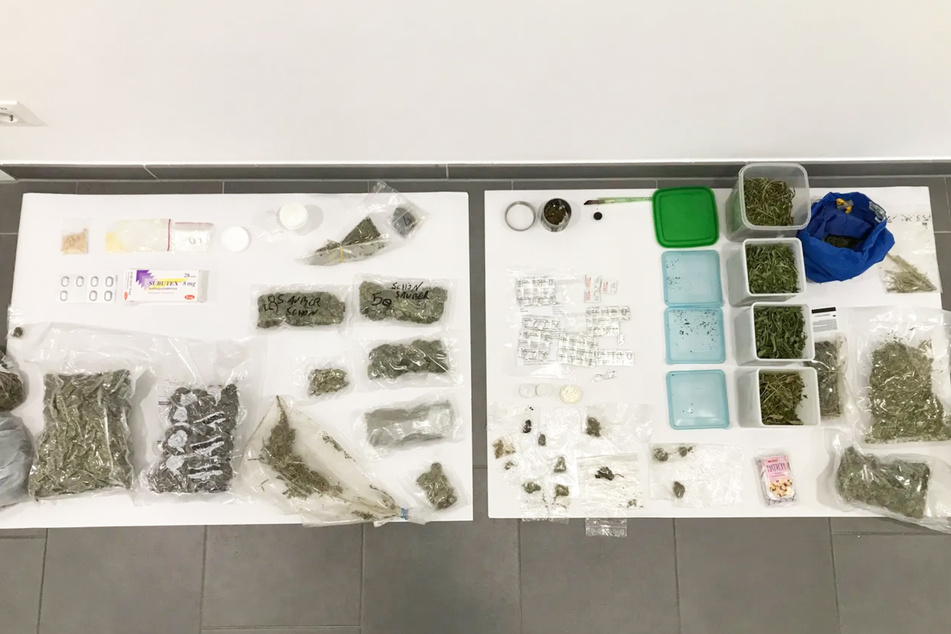 Insgesamt mehrere Kilogramm Crystal Meth und Cannabiskraut beschlagnahmten die Beamten.