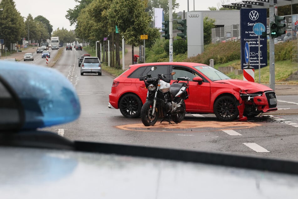 Auf der Kreuzung Neefestraße/Carl-Hamel-Straße krachte es am Freitagmittag: Ein Motorrad und ein Audi stießen zusammen.