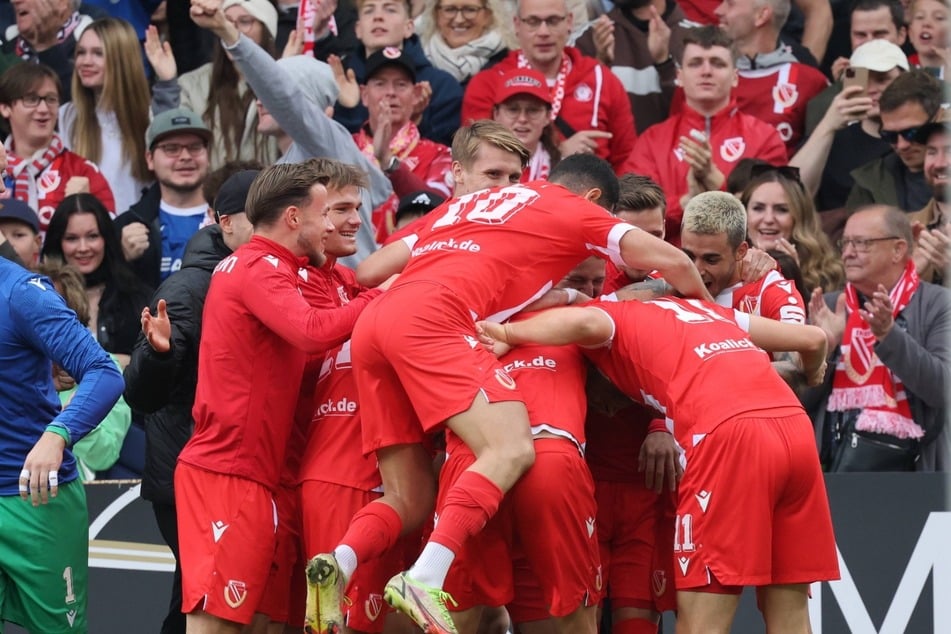 Cottbus kann feiern! Schon zur Pause führte das Überraschungsteam der 3. Liga mit 4:1.