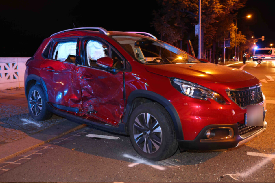 Der demolierte Peugeot hat einiges abbekommen: Die rechte Seite des Fahrzeugs zeigt die Spuren des Zusammenstoßes.