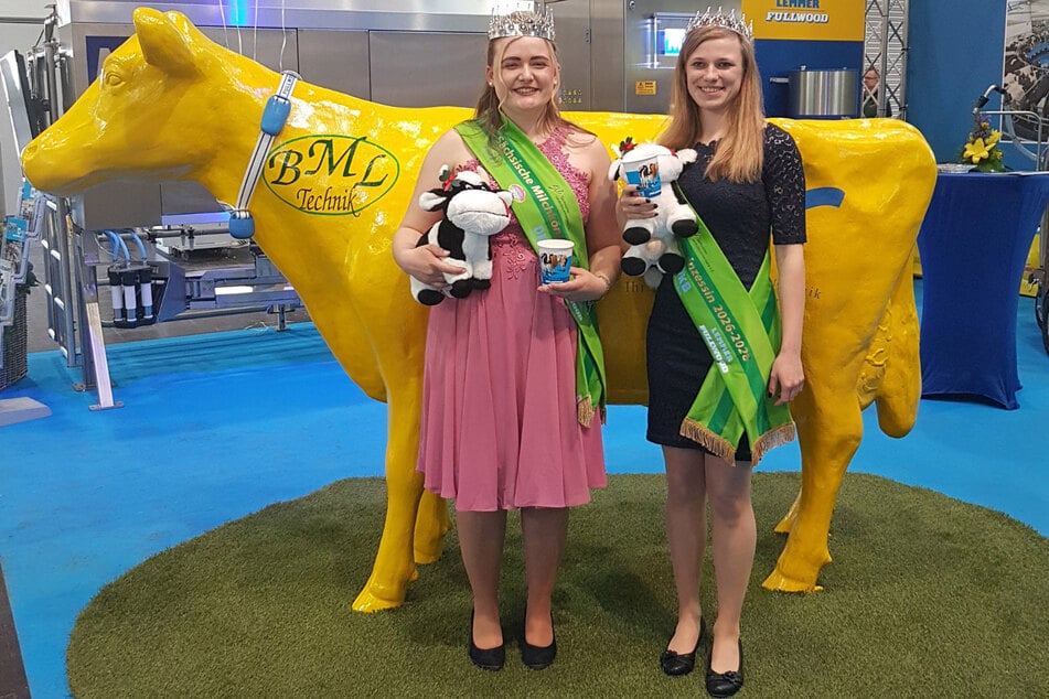 Milchkönigin Nancy Büttner (26, l.) und Milchprinzessin Josephine Rebecca Geier (25) werden die sächsische Milchindustrie nun zwei Jahre lang vertreten.