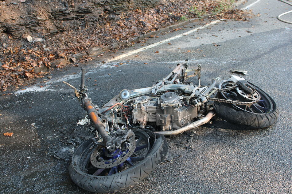 Motorradfahrer (17) kracht frontal mit Auto zusammen, Bike brennt vollständig aus