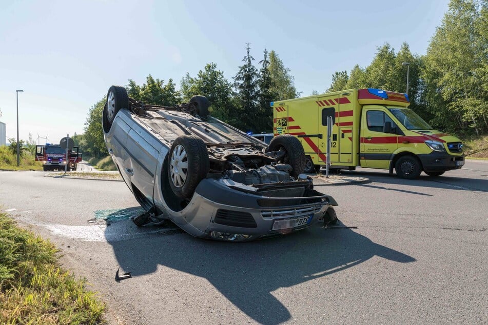 Ein Ford-Fahrer krachte am Samstagmorgen auf der Hilbersdorfer Straße gegen eine Straßenlaterne, landete anschließend auf dem Dach.