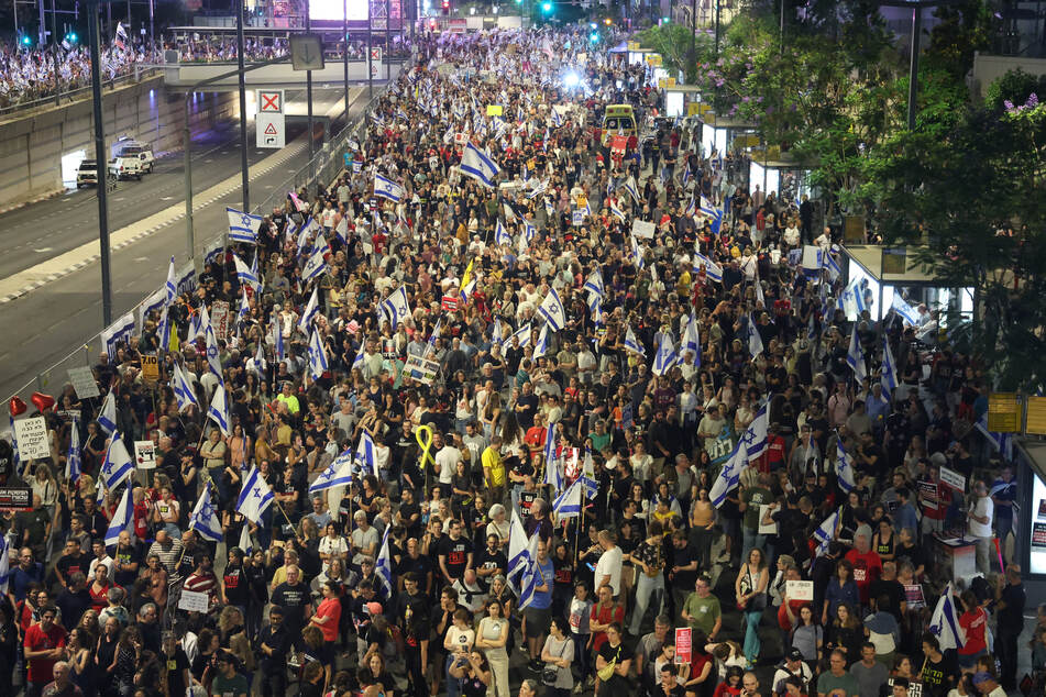 Bei einer zentralen Kundgebung in Tel Aviv mit nach Angaben der Organisatoren mehr als 80.000 Teilnehmern sei es zu Festnahmen gekommen, hieß es.