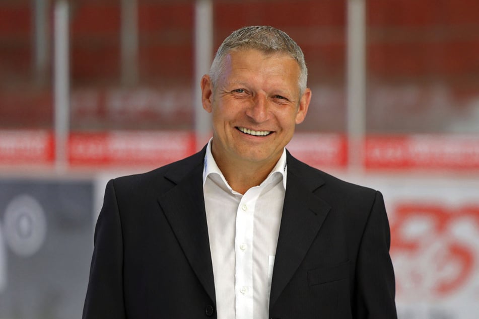 Eispiraten-Teammanager Ronny Bauer kann nach einem stressigen Sommer wieder lachen.