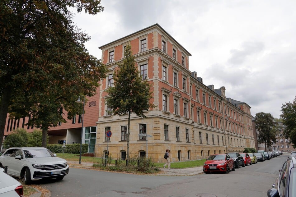 Im Chemnitzer Landgericht mussten sich zwei Sachsen verantworten, weil sie einen 21-Jährigen in den Kofferraum sperrten und ihn nackt aussetzten.