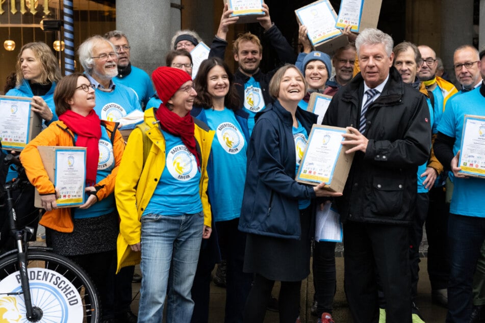 Oberbürgermeister Dieter Reiter (SPD, 64) nahm die Unterschriften entgegen. Über 100.000 hat die Initiative "Radentscheid Bayern" gesammelt.