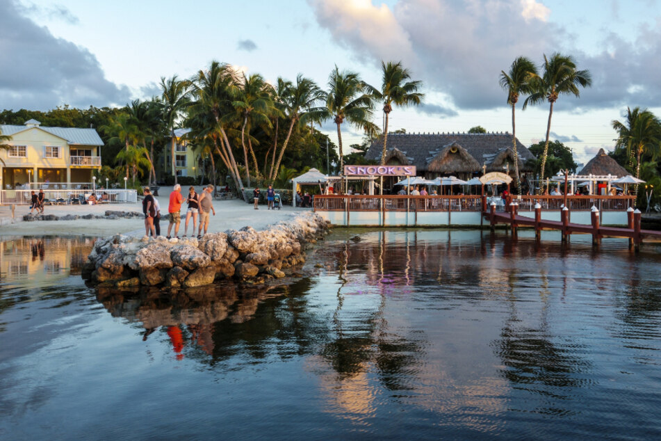 Bester Platz beim Sonnenuntergang: In Snook's Bayside Seafood-Restaurant &amp; Grand Tiki auf Key Largo sitzt man direkt am Meer.