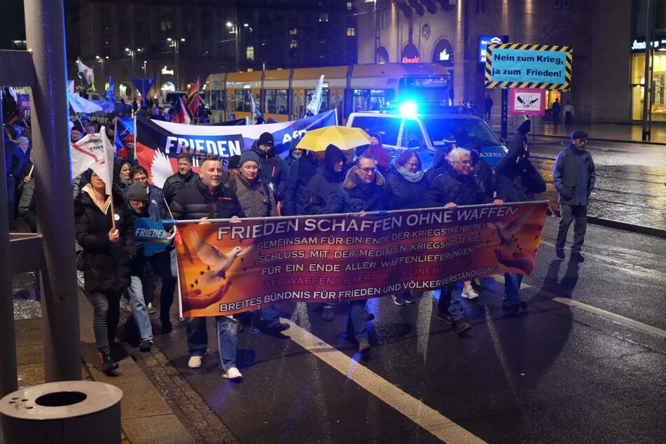 Pegida-Teilnehmer zogen unter dem Motto "Frieden schaffen ohne Waffen" durch die Straßen.