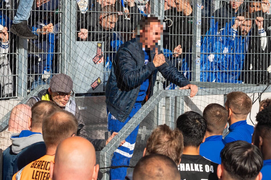 Hier brüllt ein Schalke-Ultra seinen ganzen Frust heraus. Die Verlierer müssen geduldig zuhören.