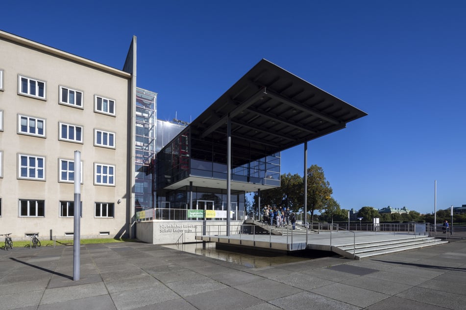 Eine Sandsteinmauer nahe dem Sächsischen Landtag sei dem Sprayer zum Opfer gefallen. (Archivfoto)