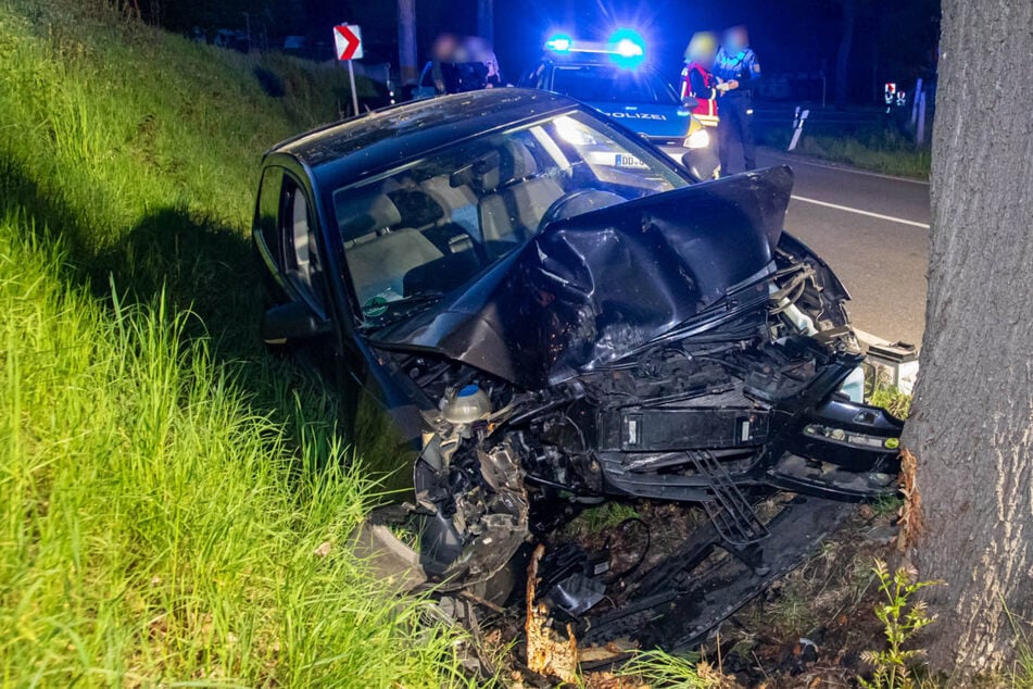 Der VW war frontal in einen Baum gekracht und erlitt Totalschaden.