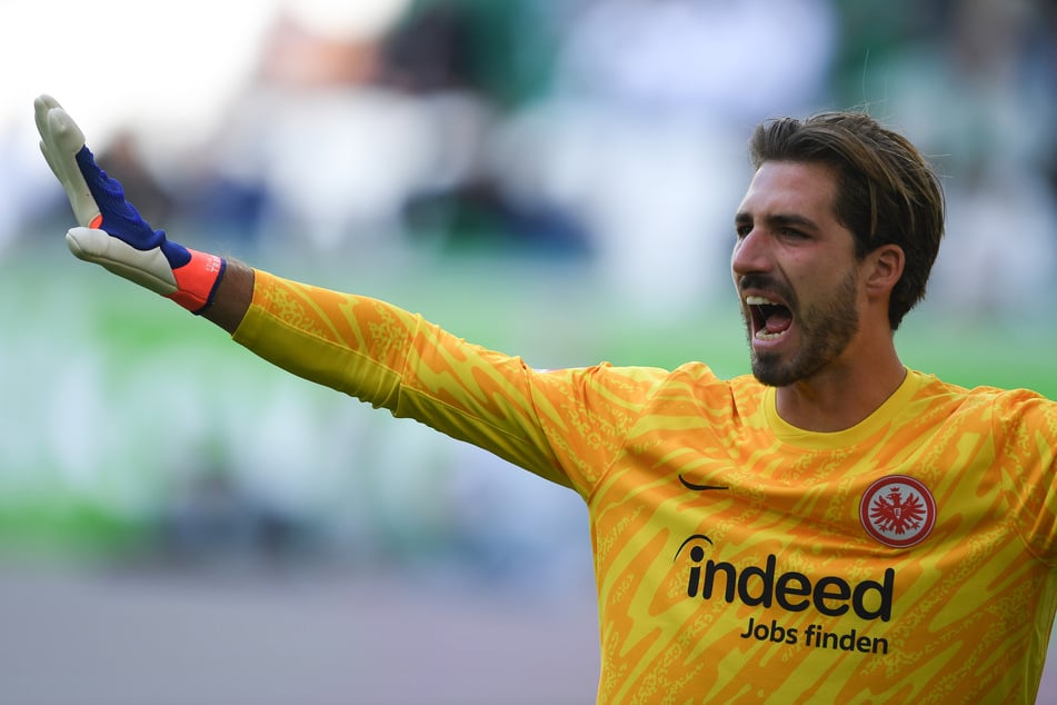 Eintracht-Keeper Kevin Trapp (33) verletzte sich kurz vor der Pause beim 2:1-Erfolg beim VfL Wolfsburg.