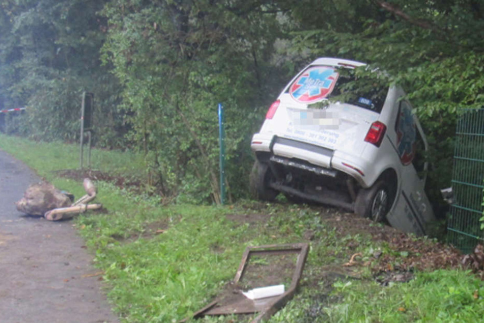 Während Krankentransport: Wagen brettert durch Zaun - Patientin schwer verletzt