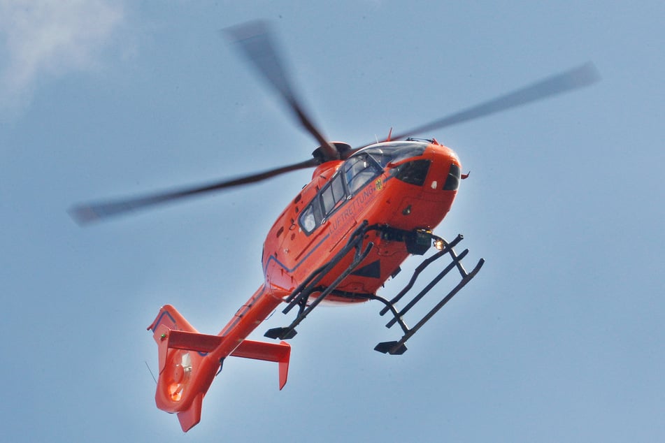 Mit einem Rettungshubschrauber wurde der 19-Jährige in ein Krankenhaus geflogen. (Symbolbild)