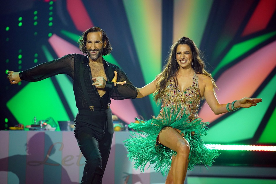 Sally Özcan (34) und Massimo Sinato (42) haben in "Let's Dance"-Show 1 einen Cha Cha Cha gezeigt.