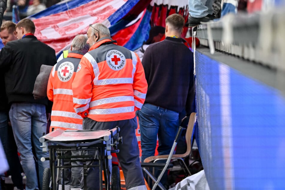 Der Fan wurde unter den bangen Blicken der Zuschauer medizinisch versorgt.