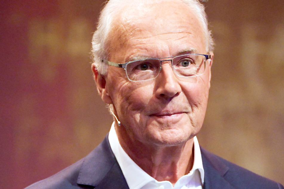 Franz Beckenbauer (77) wird nicht zur Weltmeisterschaft reisen, sein Gesundheitszustand macht dem "Kaiser" einen Strich durch die Rechnung.