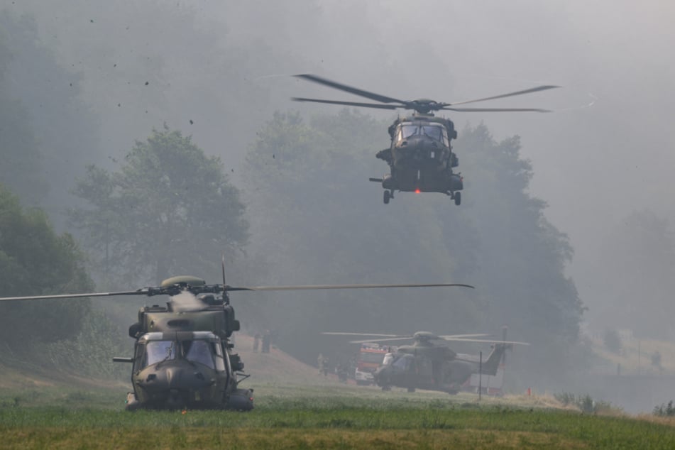 Auch die Helikopter der Bundeswehr landeten am Donnerstag am Elbufer.